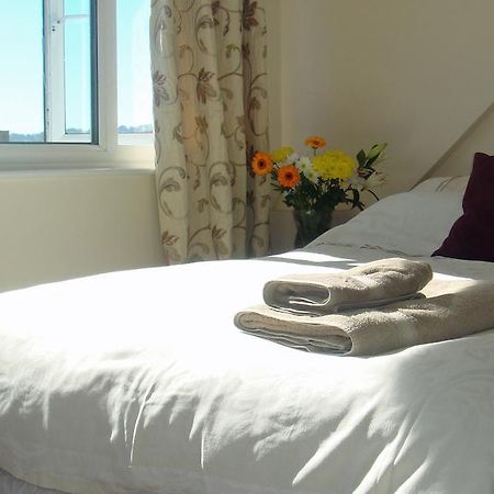 Harlequin Guest House With Parking Weymouth Esterno foto