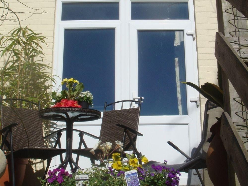 Harlequin Guest House With Parking Weymouth Esterno foto