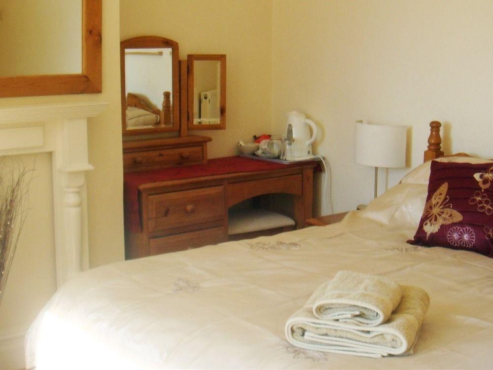 Harlequin Guest House With Parking Weymouth Esterno foto