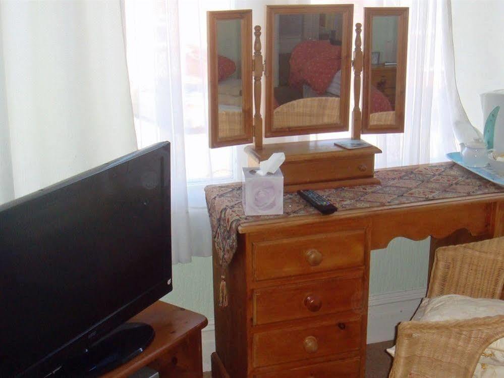 Harlequin Guest House With Parking Weymouth Esterno foto