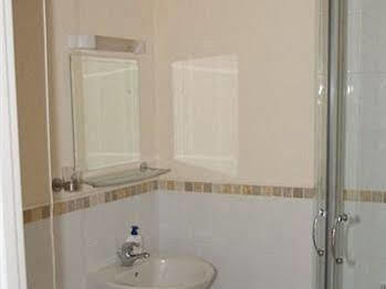 Harlequin Guest House With Parking Weymouth Esterno foto
